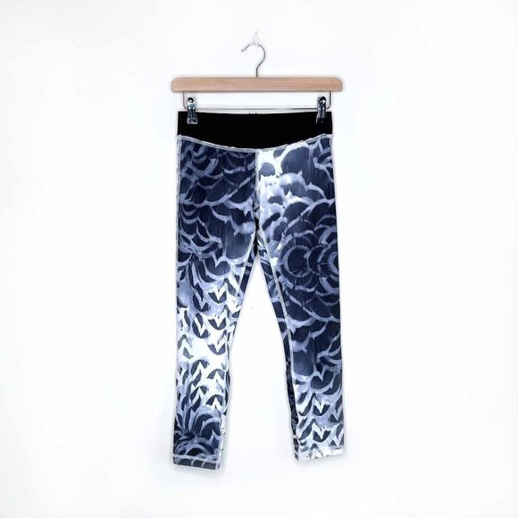 ⚡️SOLD⚡️ lululemon yin to you pretty plume angel wing crop leggings - Picture 2 of 8